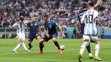 ... den Ball zum 3:0 einschieben kann. Das ist in der 69. Minute die Vorentscheidung. Die Vorbereitung war ähnlich genial wie der Steilpass im Spiel gegen die Niederlande, der zur Führung geführt hatte.