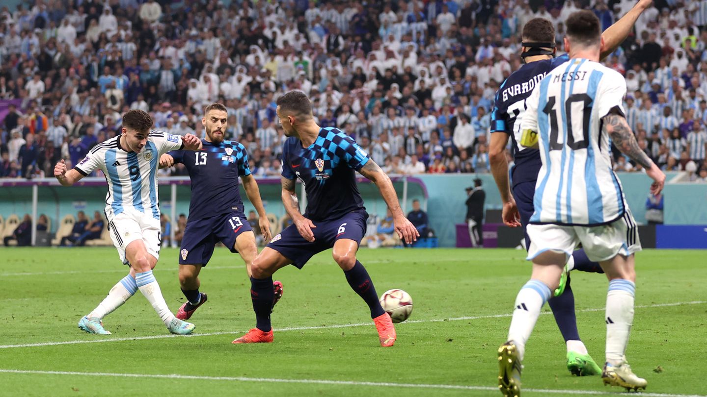 ... den Ball zum 3:0 einschieben kann. Das ist in der 69. Minute die Vorentscheidung. Die Vorbereitung war ähnlich genial wie der Steilpass im Spiel gegen die Niederlande, der zur Führung geführt hatte.
