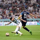 Messi spielt, passt, dribbelt, kämpft. In dieser Situation bringt er sich selbst in eine gute Schussposition, scheitert aber aus recht spitzem Winkel am kroatischen Schlussmann.