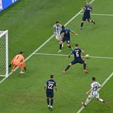 Messis Meisterleistung im Halbfinale folgt in der zweiten Halbzeit. Nach einem einem unnachahmlichen Solo passt er in den Rückraum auf den bereitstehenden Alvarez (rechts mit der Nummer 9), der unbedrängt .... 