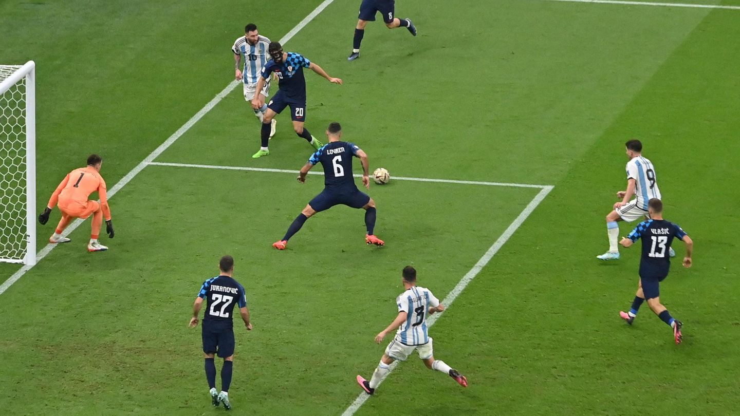Messis Meisterleistung im Halbfinale folgt in der zweiten Halbzeit. Nach einem einem unnachahmlichen Solo passt er in den Rückraum auf den bereitstehenden Alvarez (rechts mit der Nummer 9), der unbedrängt .... 