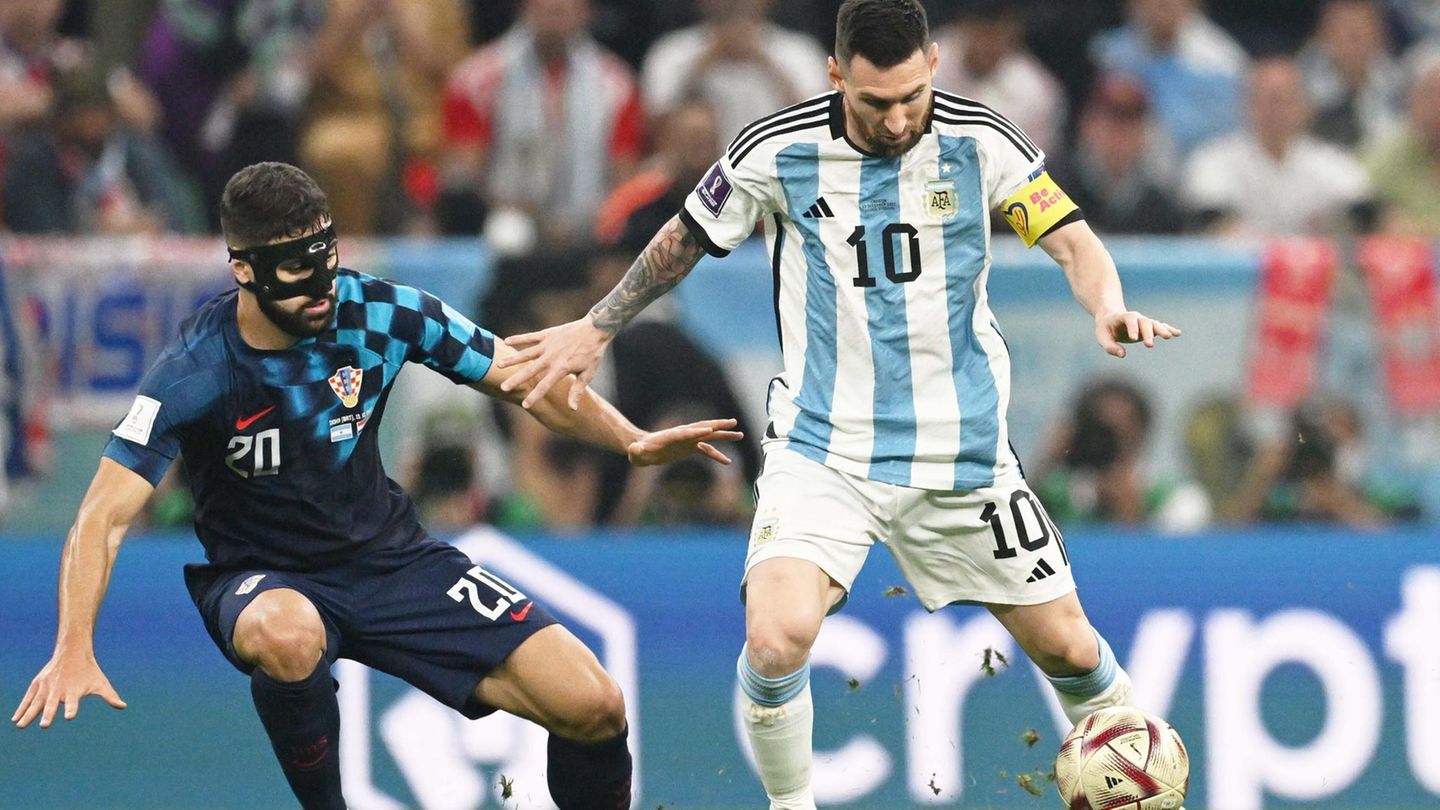 Kroatiens Josko Gvardiol, der für RB Leipzig spielt, hat gegen Messi das Nachsehen. Zu Beginn sind die Kroaten besser, aber entfalten keine Torgefahr. Messi hängt noch im luftleeren Raum, weil er kaum Unterstützung durch die Mitspieler erhält. Das ändert sich aber.