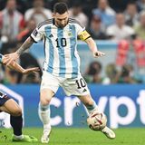 Kroatiens Josko Gvardiol, der für RB Leipzig spielt, hat gegen Messi das Nachsehen. Zu Beginn sind die Kroaten besser, aber entfalten keine Torgefahr. Messi hängt noch im luftleeren Raum, weil er kaum Unterstützung durch die Mitspieler erhält. Das ändert sich aber.