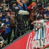 Mit Rodrigo de Paul gibt es nach Allvarez' Treffer eine innige Umarmung direkt vor den Kameraobjektiven der Fotografen. In der Folge wechseln die Kroaten einen Offensivspieler nach dem anderen ein, aber Torchancen springen keine mehr heraus. Argentinien und Messi bringen den 3:0-Vorsprung sicher über die Zeit.