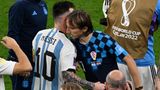 Nach dem Spiel tauschen zwei Superstars ein paar Worte aus. Luka Modric (r.), selbst schon 37 Jahre alt, hatte an diesem Abend gegen einen überragenden Messi und starke Argentinier das Nachsehen.