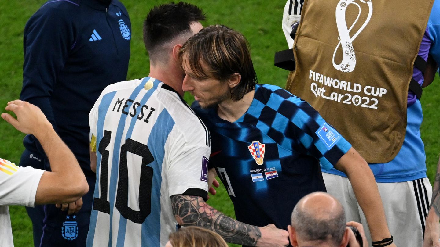 Nach dem Spiel tauschen zwei Superstars ein paar Worte aus. Luka Modric (r.), selbst schon 37 Jahre alt, hatte an diesem Abend gegen einen überragenden Messi und starke Argentinier das Nachsehen.