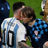 Nach dem Spiel tauschen zwei Superstars ein paar Worte aus. Luka Modric (r.), selbst schon 37 Jahre alt, hatte an diesem Abend gegen einen überragenden Messi und starke Argentinier das Nachsehen.