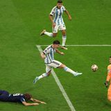 Der zweite entscheidende Mann des Abends ist Julian Alvarez. Der junge Angreifer erzielt nach Messis Elfrmeter-Tor schnell das 2:0 für Argentinien. Messi hat ihm den Ball im Mittelfeld aufgelegt, den Rest erledigt der Stürmer von Manchester City im Alleingang mit einem Sololauf über das halbe Feld.