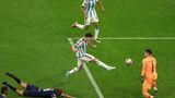 Der zweite entscheidende Mann des Abends ist Julian Alvarez. Der junge Angreifer erzielt nach Messis Elfrmeter-Tor schnell das 2:0 für Argentinien. Messi hat ihm den Ball im Mittelfeld aufgelegt, den Rest erledigt der Stürmer von Manchester City im Alleingang mit einem Sololauf über das halbe Feld.