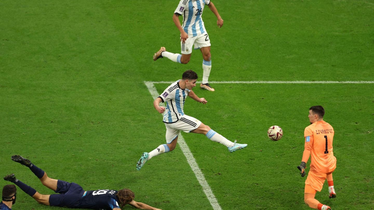 Sieg gegen Kroatien: Der zweite entscheidende Mann des Abends ist Julian Alvarez. Der junge Angreifer erzielt nach Messis Elfrmeter-Tor schnell das 2:0 für Argentinien. Messi hat ihm den Ball im Mittelfeld aufgelegt, den Rest erledigt der Stürmer von Manchester City im Alleingang mit einem Sololauf über das halbe Feld. Der zweite entscheidende Mann des Abends ist Julian Alvarez. Der junge Angreifer erzielt nach Messis Elfrmeter-Tor schnell das 2:0 für Argentinien. Messi hat ihm den Ball im Mittelfeld aufgelegt, den Rest erledigt der Stürmer von Manchester City im Alleingang mit einem Sololauf über das halbe Feld.