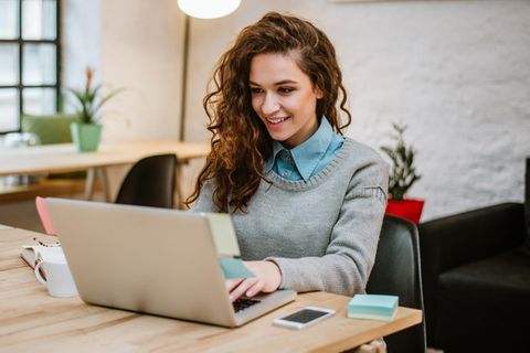 Frau am Laptop