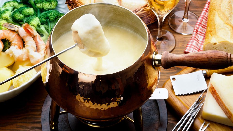 Ein gedeckter Tisch mit Käsefondue