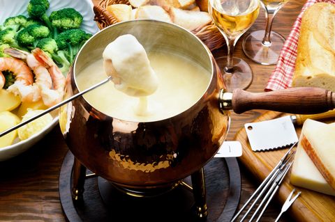 Ein gedeckter Tisch mit Käsefondue