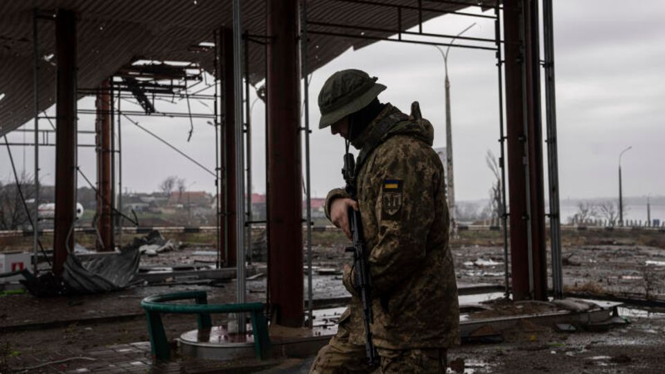 Ein ukrainischer Soldat patrouilliert in der Nähe der Antoniwkabrücke nach Rückzug der Russen aus Cherson