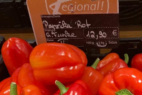 Bio-Paprika im Supermarkt