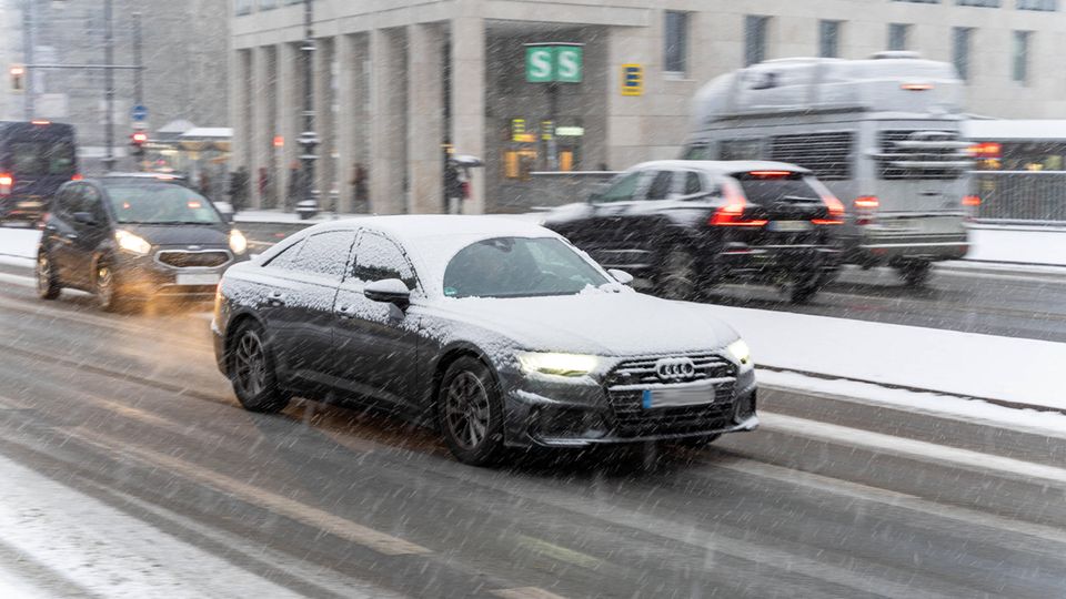 Autofahren Bei Glätte Und Schnee: Wie Man Sich Verhalten Sollte | STERN.de