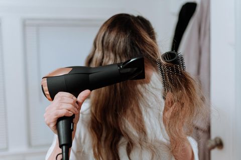 Philips: Frau mit langen Haaren föhnt sich die Haare