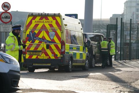 Ein Krankenwagen trifft im Hafen von Dover ein. Bei einem Bootsunglück im Ärmelkanal sind mehrere Menschen ums Leben gekommen.