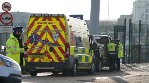 Ein Krankenwagen trifft im Hafen von Dover ein. Bei einem Bootsunglück im Ärmelkanal sind mehrere Menschen ums Leben gekommen.
