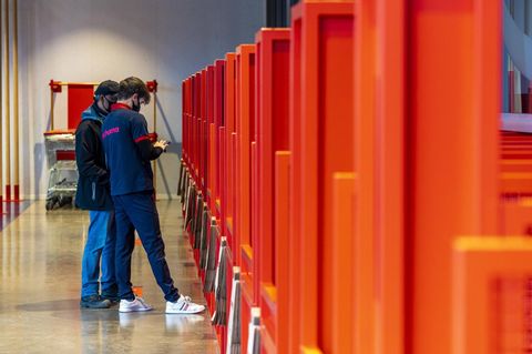 Kunden in Rotterdam an einer Abholstation von Ochama