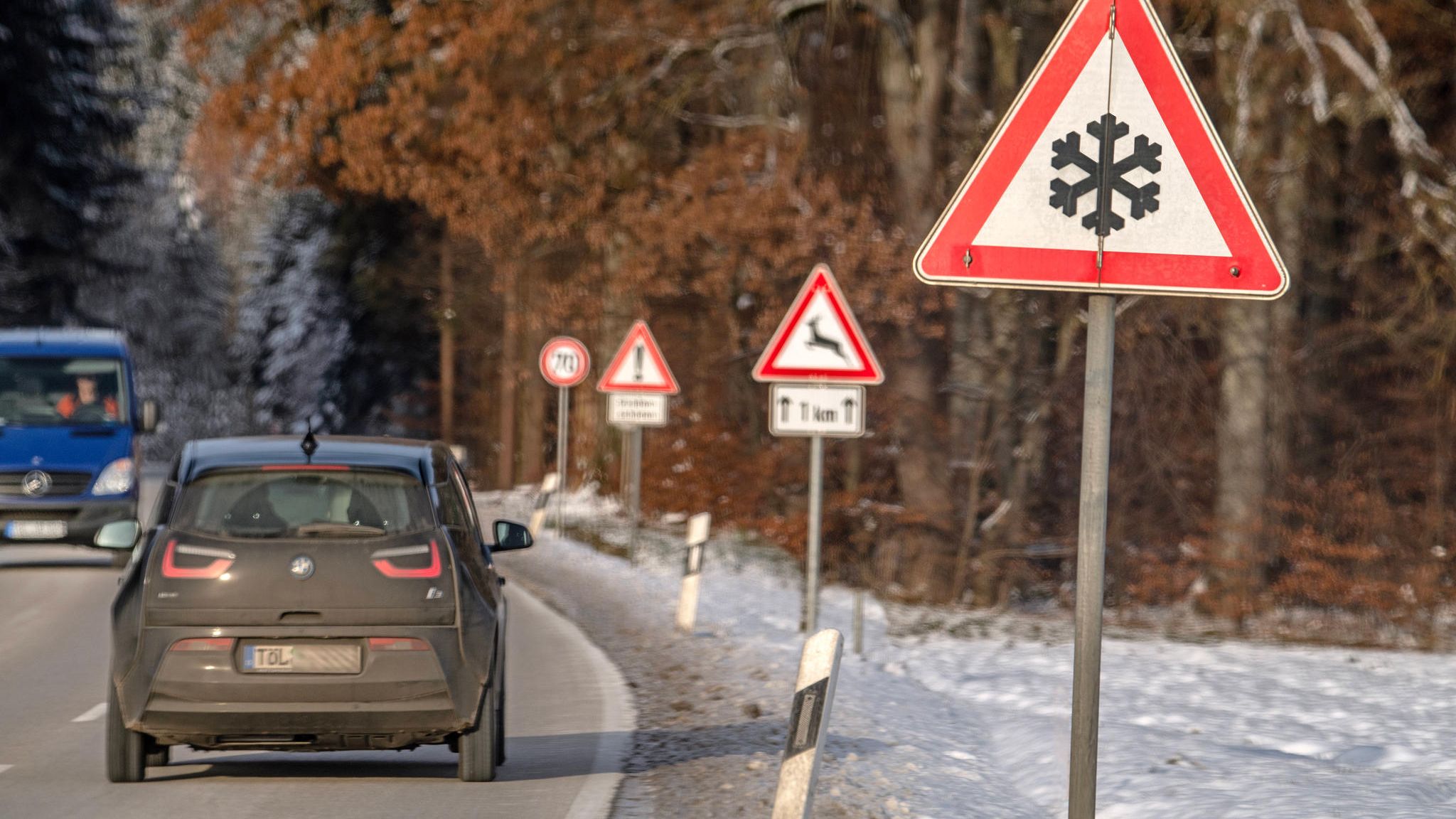 Was tun bei Blitz-Eis? Richtiges Verhalten im Straßenverkehr