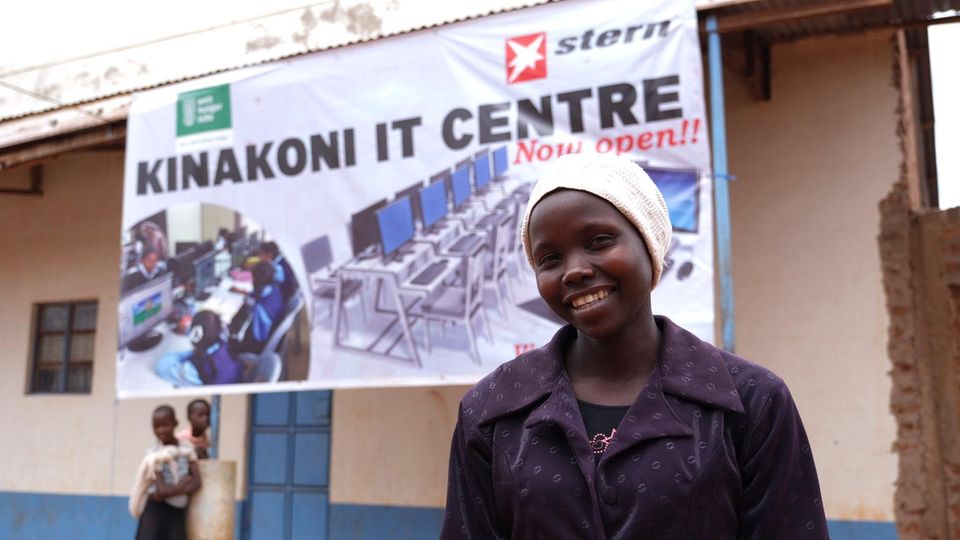 Virgina Mulwa unterrichtet im Computer-Zentrum von Kinakoni. Gemeinsam mit der Stiftung stern und der Welthungerhilfe suchen die Menschen in diesem Dorf in Kenia neue Wege, um den Hunger zu bekämpfen