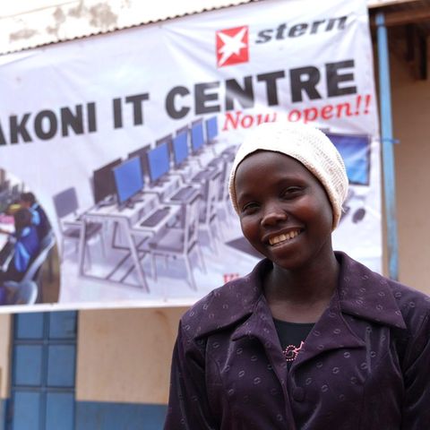 Virgina Mulwa unterrichtet im Computer-Zentrum von Kinakoni. Gemeinsam mit der Stiftung stern und der Welthungerhilfe suchen die Menschen in diesem Dorf in Kenia neue Wege, um den Hunger zu bekämpfen