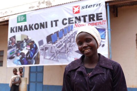 Virgina Mulwa unterrichtet im Computer-Zentrum von Kinakoni. Gemeinsam mit der Stiftung stern und der Welthungerhilfe suchen die Menschen in diesem Dorf in Kenia neue Wege, um den Hunger zu bekämpfen