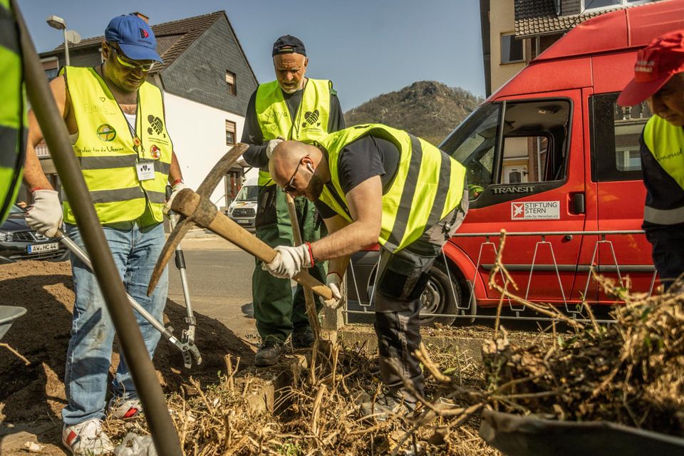 59 Projekte in 23 Ländern: Ein Gruppe syrischer Freiwilliger hilft beim Wiederaufbau im Ahrtal – eines von mehreren Projekten im Flutgebiet, die von der Stiftung stern gefördert wurden Ein Gruppe syrischer Freiwilliger hilft beim Wiederaufbau im Ahrtal – eines von mehreren Projekten im Flutgebiet, die von der Stiftung stern gefördert wurden