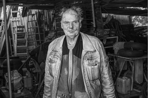 Gerd hat viele Jahre in seinem Job als Kohle-Brikettschlepper auf dem Buckel