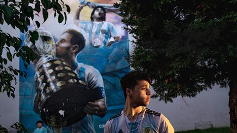 Maradonna und Messi (an der Wand) werden in Argentinien von vielen wie Götter verehrt