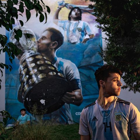 Maradonna und Messi (an der Wand) werden in Argentinien von vielen wie Götter verehrt