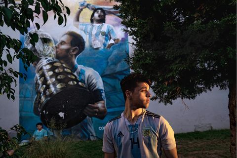 Maradonna und Messi (an der Wand) werden in Argentinien von vielen wie Götter verehrt