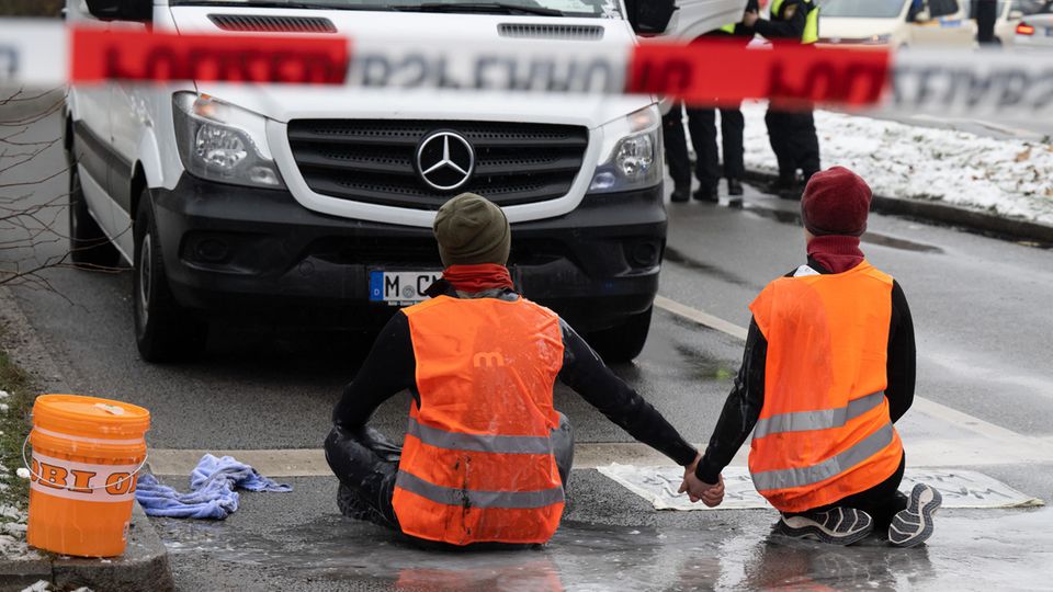 München: Klimakleber Blockieren Trotz Verbotes Teile Des Altstadtrings ...