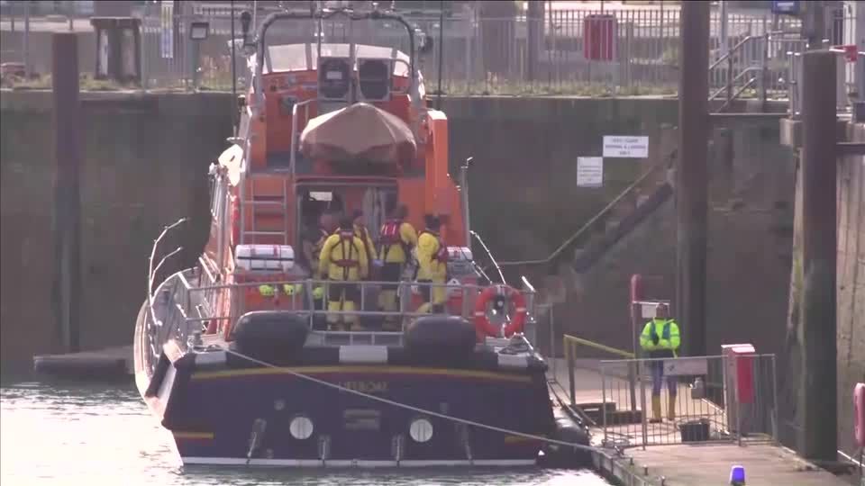 Video: Ärmelkanal: Tote bei Bootsunglück Video: Ärmelkanal: Tote bei Bootsunglück