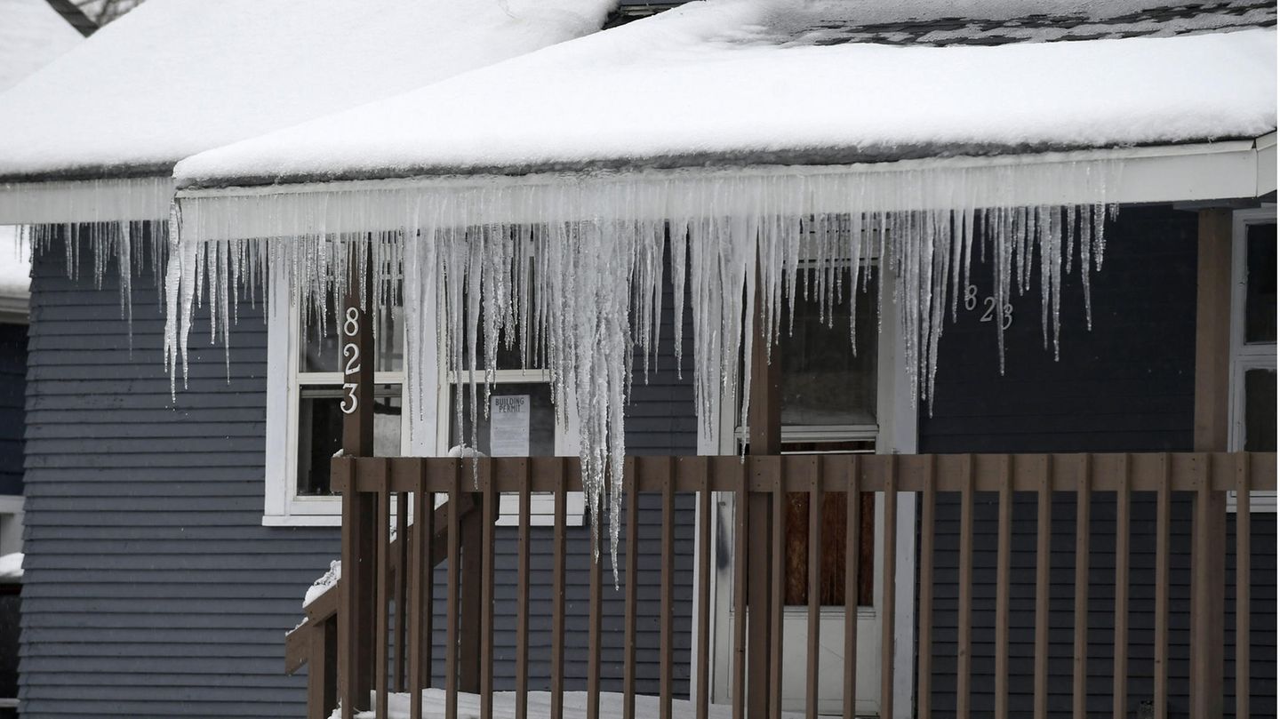 In Sioux Falls im US-Bundesstaat Süddakota hat der Winter Eiszapfen an das Dach dieses Hauses gehängt