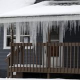 In Sioux Falls im US-Bundesstaat Süddakota hat der Winter Eiszapfen an das Dach dieses Hauses gehängt