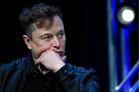 Tesla- und Twitter-Chef Elon Musk macht ein skeptisches Gesicht