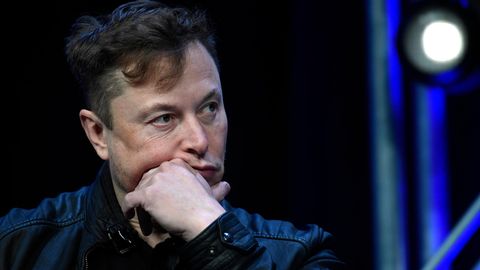 Tesla- und Twitter-Chef Elon Musk macht ein skeptisches Gesicht