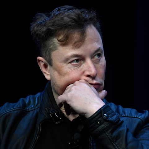 Tesla- und Twitter-Chef Elon Musk macht ein skeptisches Gesicht