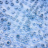 Die Luftaufnahme zeigt ein mit Schnee und Autoreifen bedecktes Futtersilo in Wakenstädt