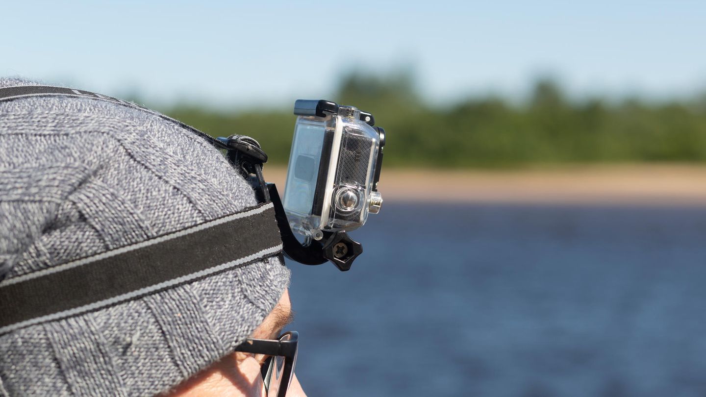 GoPro-Alternativen: Action Cam am Kopf eines jungen Mannes