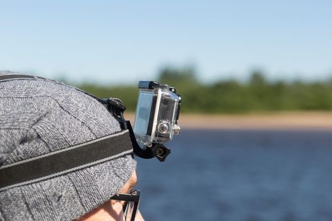 GoPro-Alternativen: Action Cam am Kopf eines jungen Mannes
