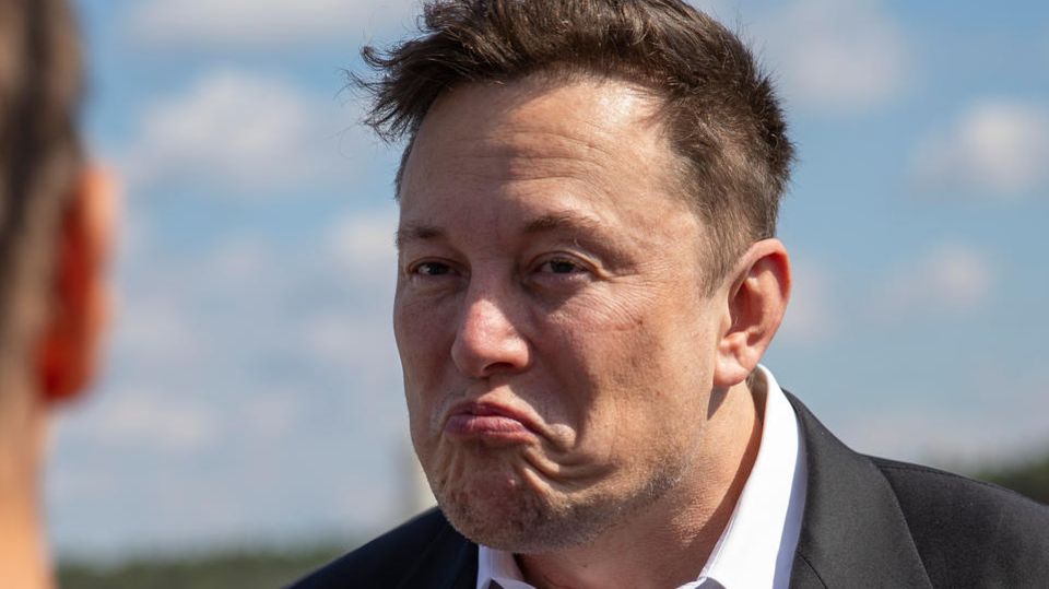 Kein Grund zur Freude: Elon Musk muss mit Twitter nun genauer hinsehen.