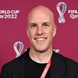 14. Dezember  Der während seiner WM-Berichterstattung in Katar plötzlich zusammengebrochene bekannte US-Fußballreporter Grant Wahl ist seiner Witwe zufolge an einem Aneurysma gestorben. Eine in New York vorgenommene Autopsie habe ergeben, dass der 49-jährige Sportjournalist am Riss eines "langsam wachsenden, unentdeckten aufsteigenden Aneurysmas der Aorta" gestorben sei, teilte Wahls Witwe Celine Gounder am Mittwoch im Onlinemedium Substack mit.  Wahl war vergangenen Freitag während des WM-Viertelfinalspiels zwischen Argentinien und den Niederlanden auf der Pressetribüne im Stadion Lusail in Doha zusammengebrochen. Sein Leichnam war am Montag nach New York überführt worden, wo auch die Autopsie erfolgte. "Keine Wiederbelebungsmaßnahmen hätten ihn retten können", erklärte Gounder, eine renommierte Epidemiologin. Sein Tod habe weder im Zusammenhang mit dem Coronavirus noch mit dem Impfstatus gestanden. Sie wies damit in Onlinemedien kursierende Spekulationen zur Todesursache zurück.  Bei einem Aorta-Aneurysma, Ausbuchtungen der Blutgefäße der Hauptschlagader, droht im schlimmsten Fall deren Riss. "Der Druck in der Brust, den er kurz vor seinem Tod verspürte, könnte das erste Symptome gewesen sein", erklärte Gounder nun. 