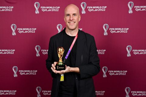 14. Dezember  Der während seiner WM-Berichterstattung in Katar plötzlich zusammengebrochene bekannte US-Fußballreporter Grant Wahl ist seiner Witwe zufolge an einem Aneurysma gestorben. Eine in New York vorgenommene Autopsie habe ergeben, dass der 49-jährige Sportjournalist am Riss eines "langsam wachsenden, unentdeckten aufsteigenden Aneurysmas der Aorta" gestorben sei, teilte Wahls Witwe Celine Gounder am Mittwoch im Onlinemedium Substack mit.  Wahl war vergangenen Freitag während des WM-Viertelfinalspiels zwischen Argentinien und den Niederlanden auf der Pressetribüne im Stadion Lusail in Doha zusammengebrochen. Sein Leichnam war am Montag nach New York überführt worden, wo auch die Autopsie erfolgte. "Keine Wiederbelebungsmaßnahmen hätten ihn retten können", erklärte Gounder, eine renommierte Epidemiologin. Sein Tod habe weder im Zusammenhang mit dem Coronavirus noch mit dem Impfstatus gestanden. Sie wies damit in Onlinemedien kursierende Spekulationen zur Todesursache zurück.  Bei einem Aorta-Aneurysma, Ausbuchtungen der Blutgefäße der Hauptschlagader, droht im schlimmsten Fall deren Riss. "Der Druck in der Brust, den er kurz vor seinem Tod verspürte, könnte das erste Symptome gewesen sein", erklärte Gounder nun. 