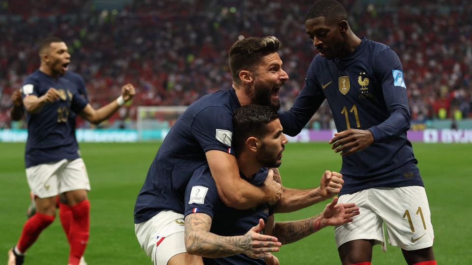 Theo Hernandez (m.) wird von Olivier Giroud (l.) und Ousmane Dembele gefeiert, nachdem er auf akrobatische Weise das 1: 0 gegen Marokko erzielt hat