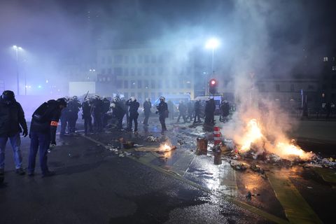 Polizisten sind nach leichten Krawallen in der Innenstadt von Brüssel im Einsatz
