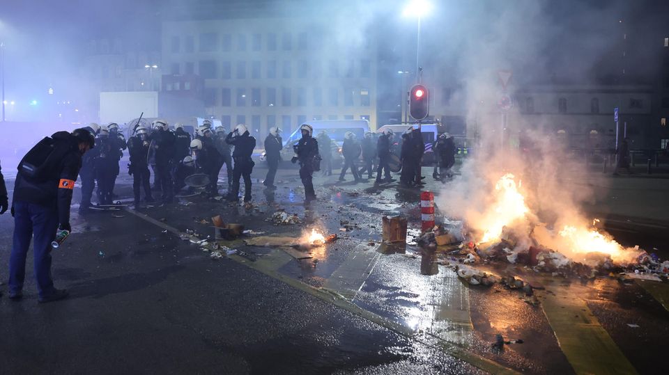 Polizisten sind nach leichten Krawallen in der Innenstadt von Brüssel im Einsatz