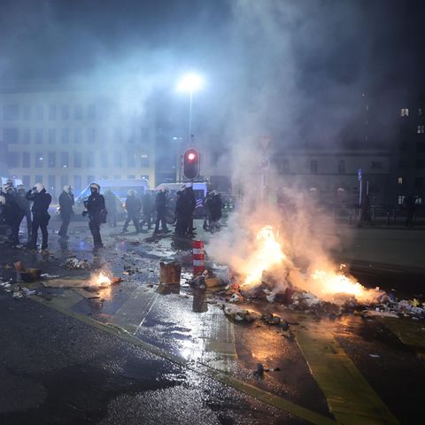 Polizisten sind nach leichten Krawallen in der Innenstadt von Brüssel im Einsatz